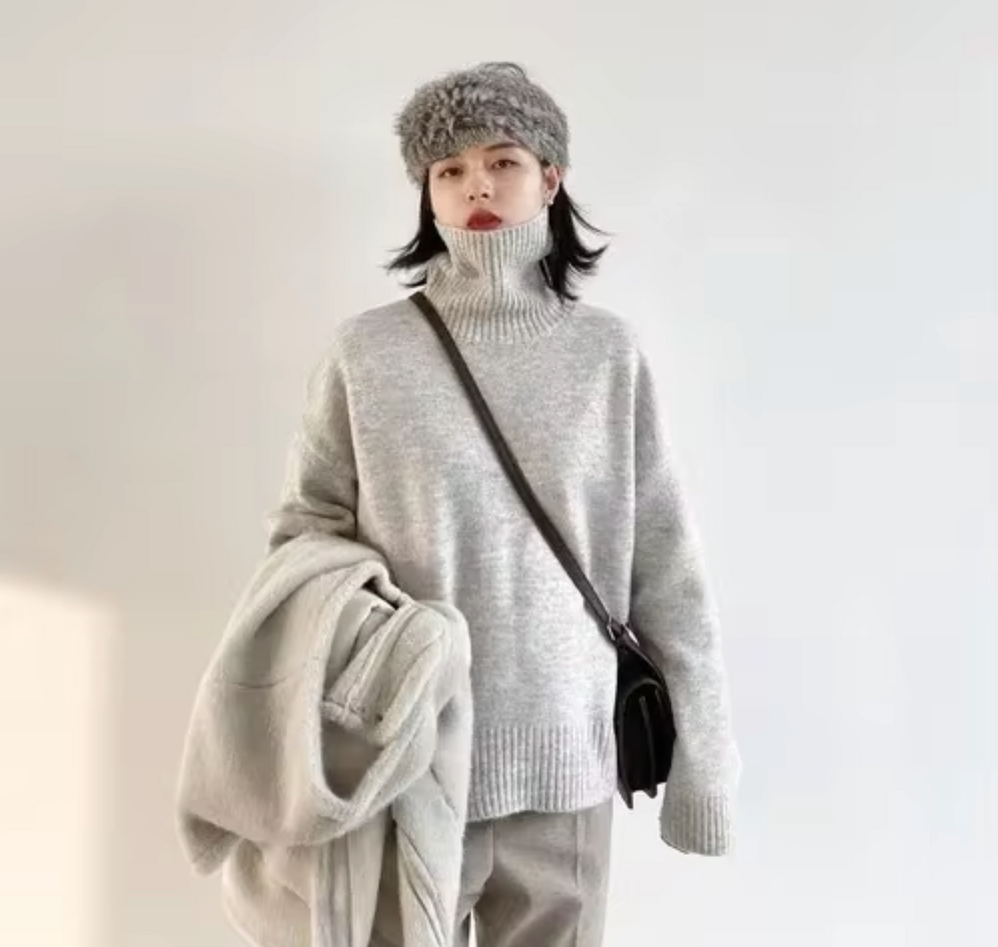 Sudadera cuello alto amplia y cómoda