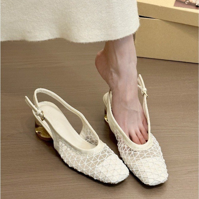 Zapatos de tacón alto con calado y detalle dorado - Vestiria