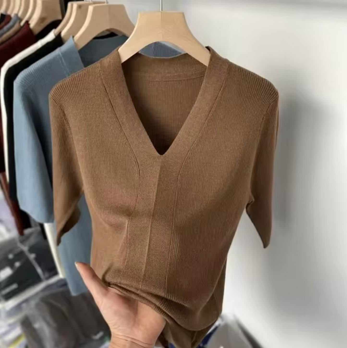 Camisa de punto cuello en V suave