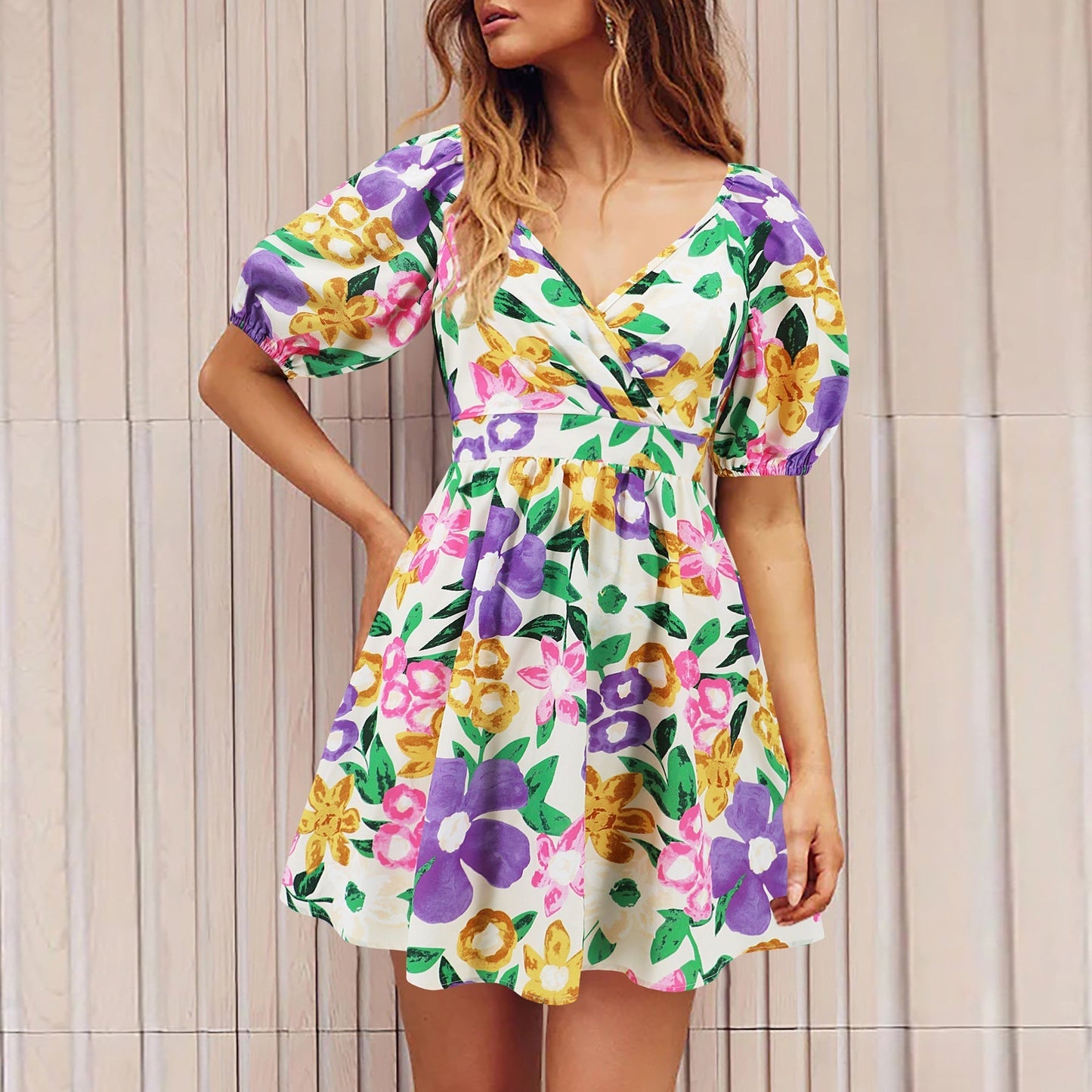 Vestido Florado Escote Pico Elegante