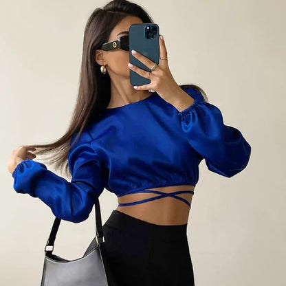 Blusa corta con lazos de seda elegante