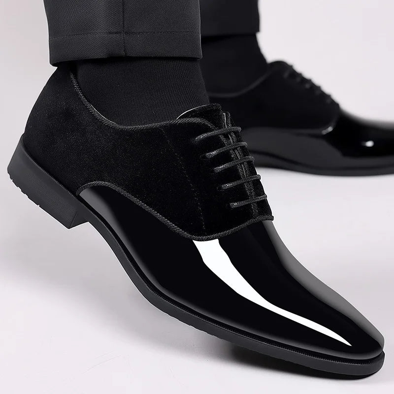 Zapatos de hombre elegantes con puntera plateada