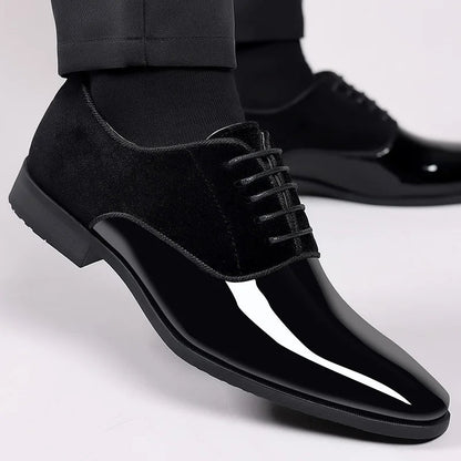 Zapatos de hombre elegantes con puntera plateada