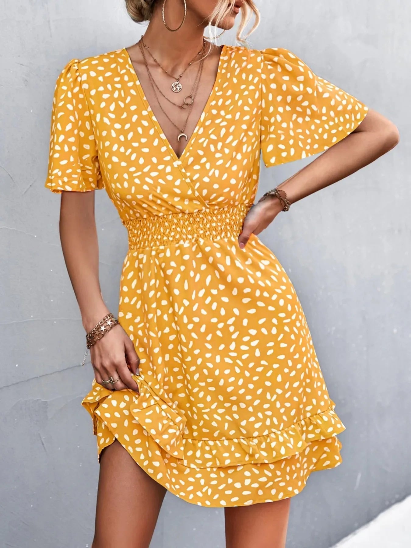 Vestido Mini Estampado con Volante y Cuello en V