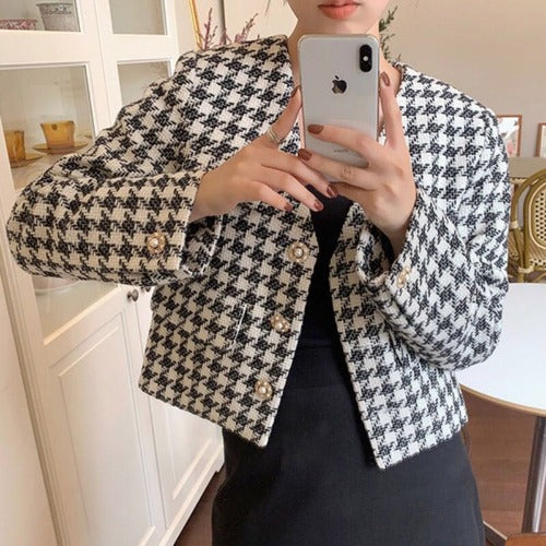 Abrigo Mujer Corto Chic con Cuello en V y Botones de Perla