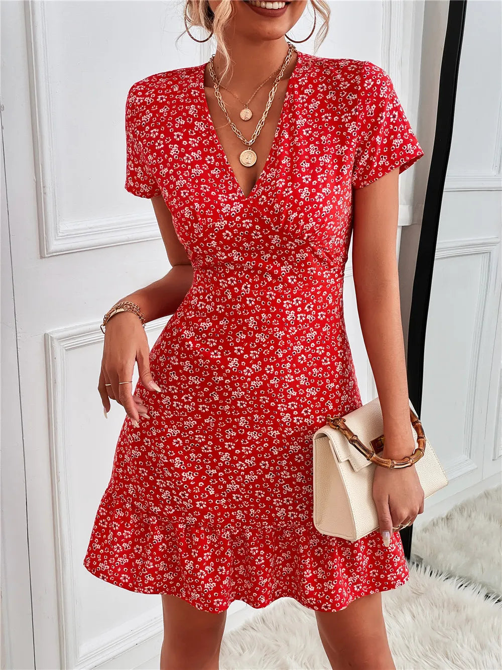 Vestido Floral Corto con Volantes y Escote en V