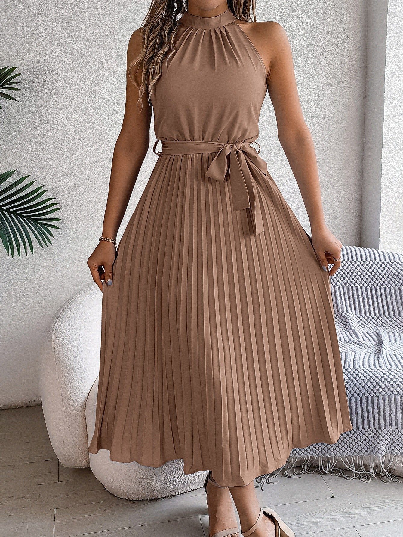Vestido Midi Sin Mangas Plisado Elegante - Vestiria