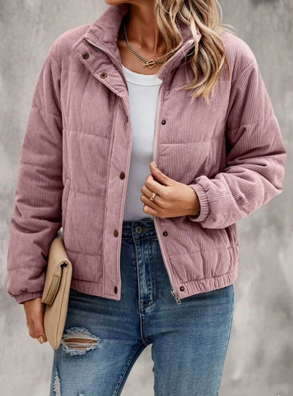 Chaqueta corta abrigada cuello alto mujer textura ondulada