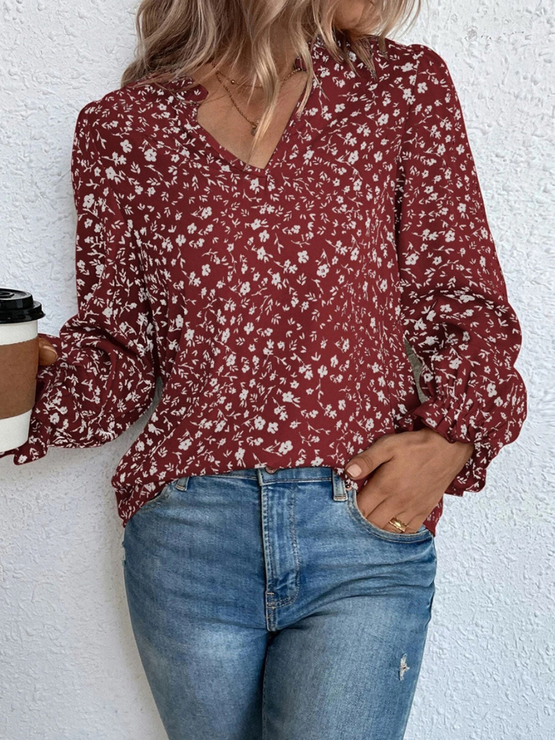 Blusa Floral Elegante con Volante y Cuello V