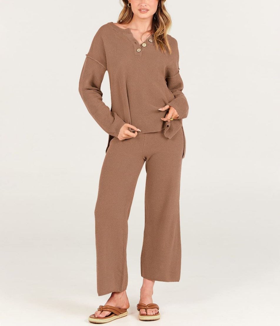 Pantalón y Jersey de Punto Cuello Alto Elegante