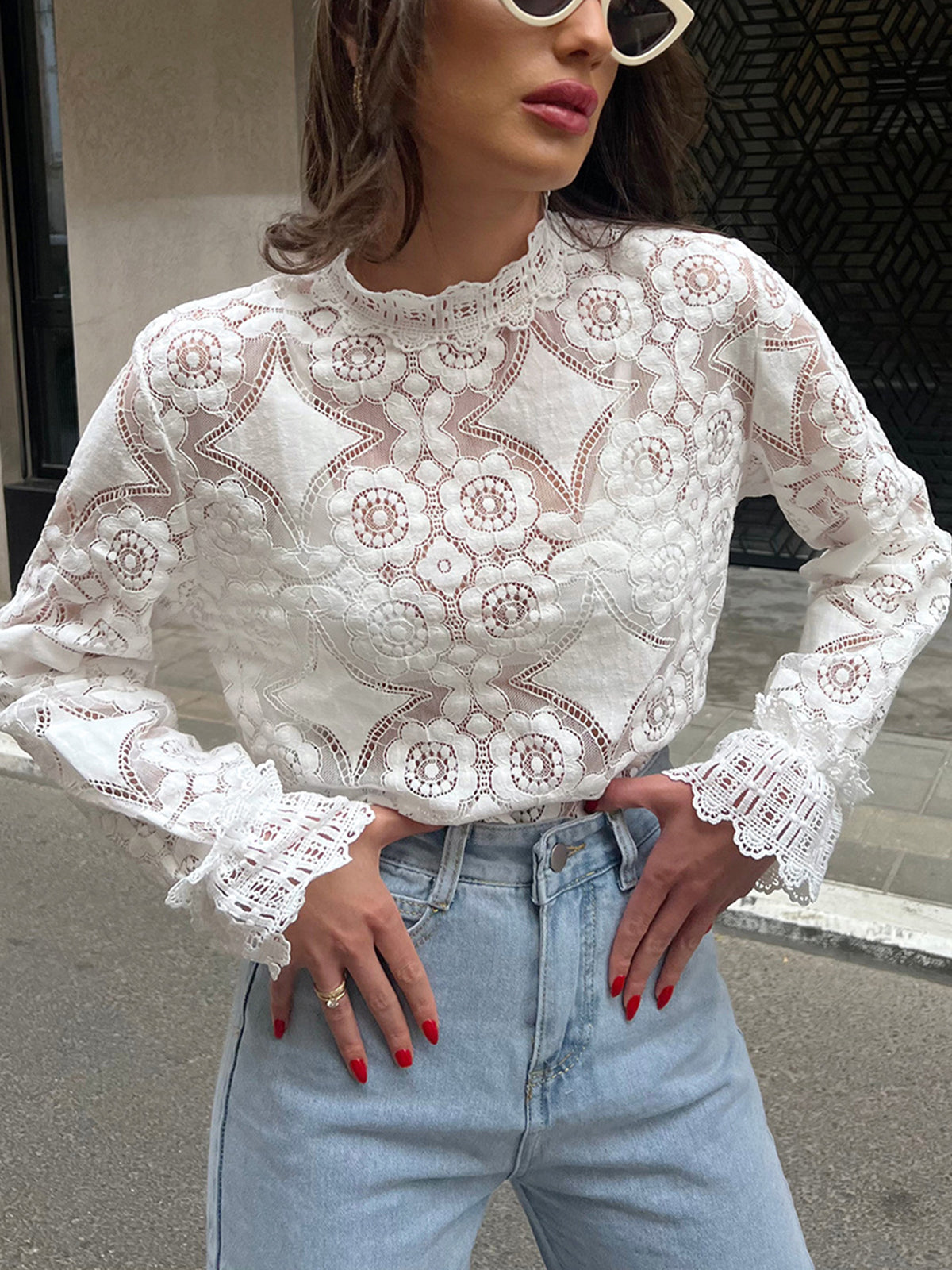 Camiseta Elegante con Encaje Floral - Vestiria