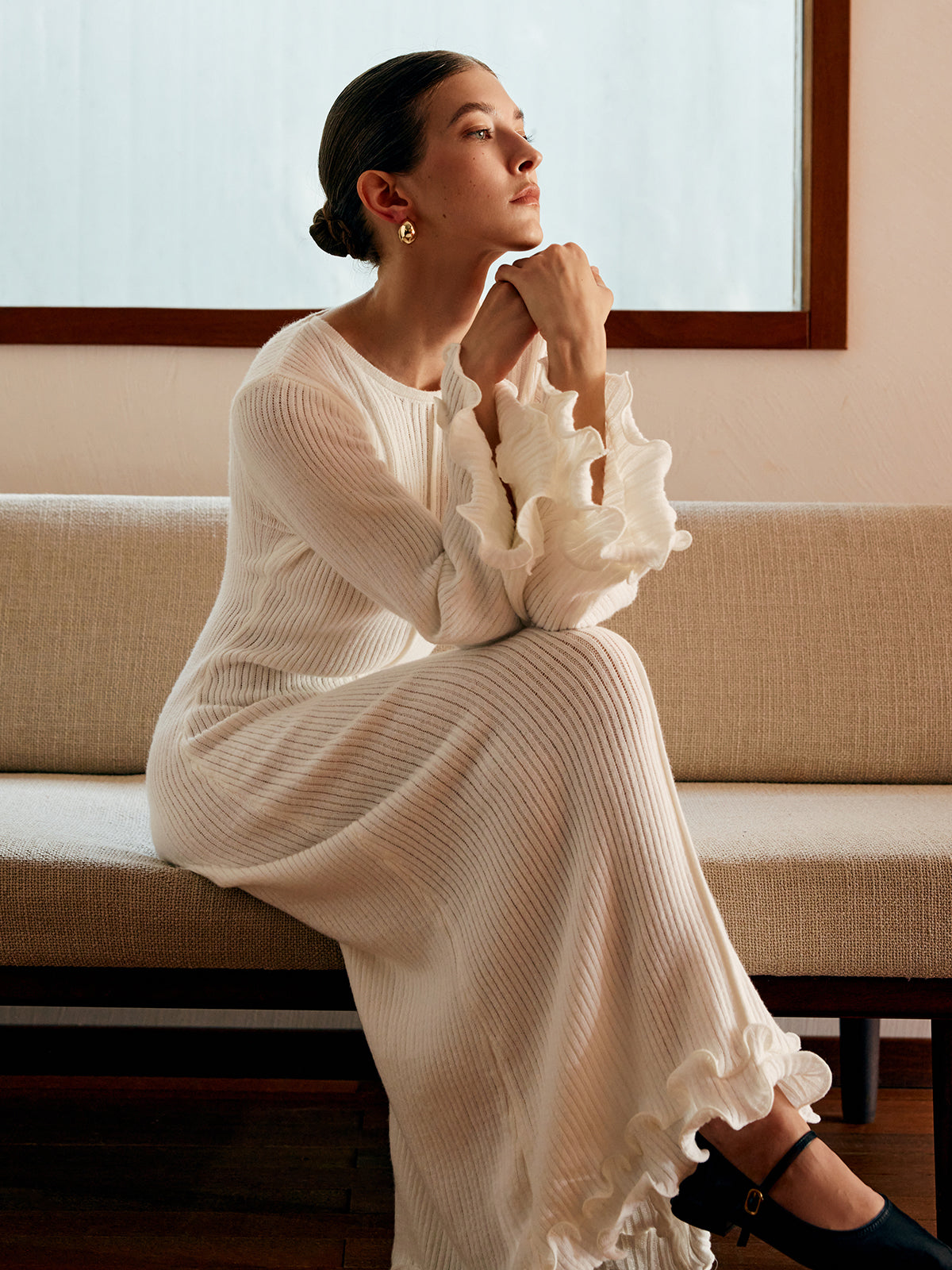 Vestido de Punto Elegante con Volantes y Detalles Sutiles