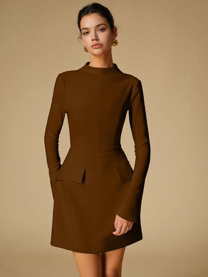 Vestido sencillo cuello alto elegante