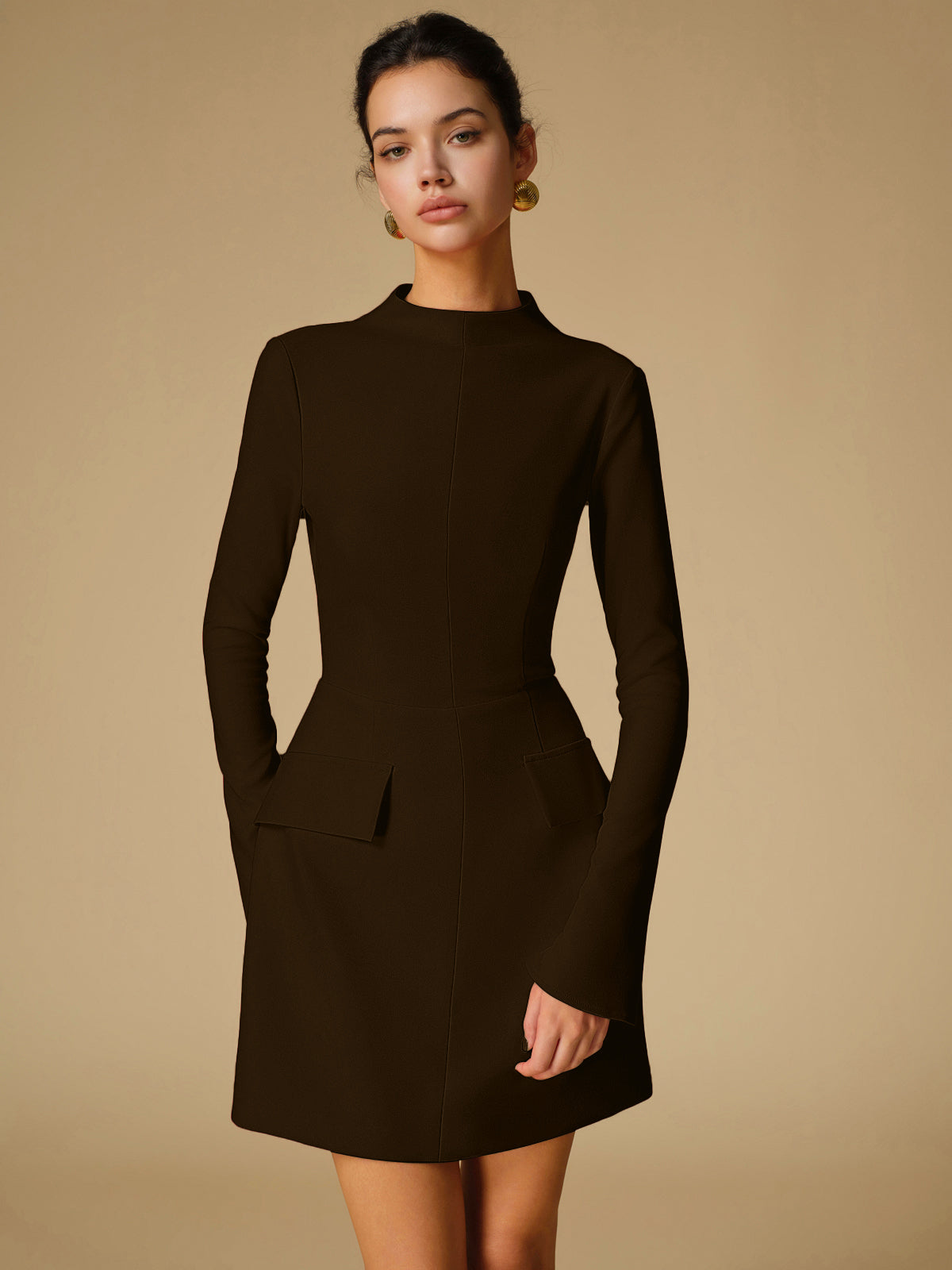 Vestido sencillo cuello alto elegante