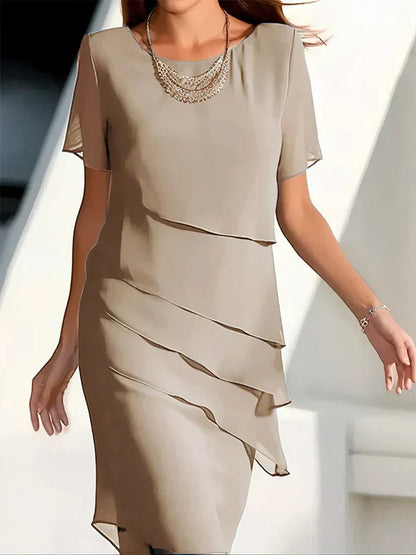 Vestido de invitada elegante con capas y manga corta