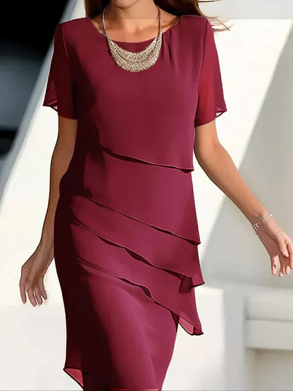 Vestido de invitada elegante con capas y manga corta