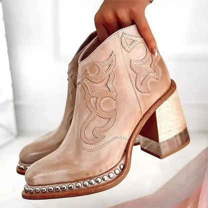 Botas Piel Elegantes con Detalles Artísticos