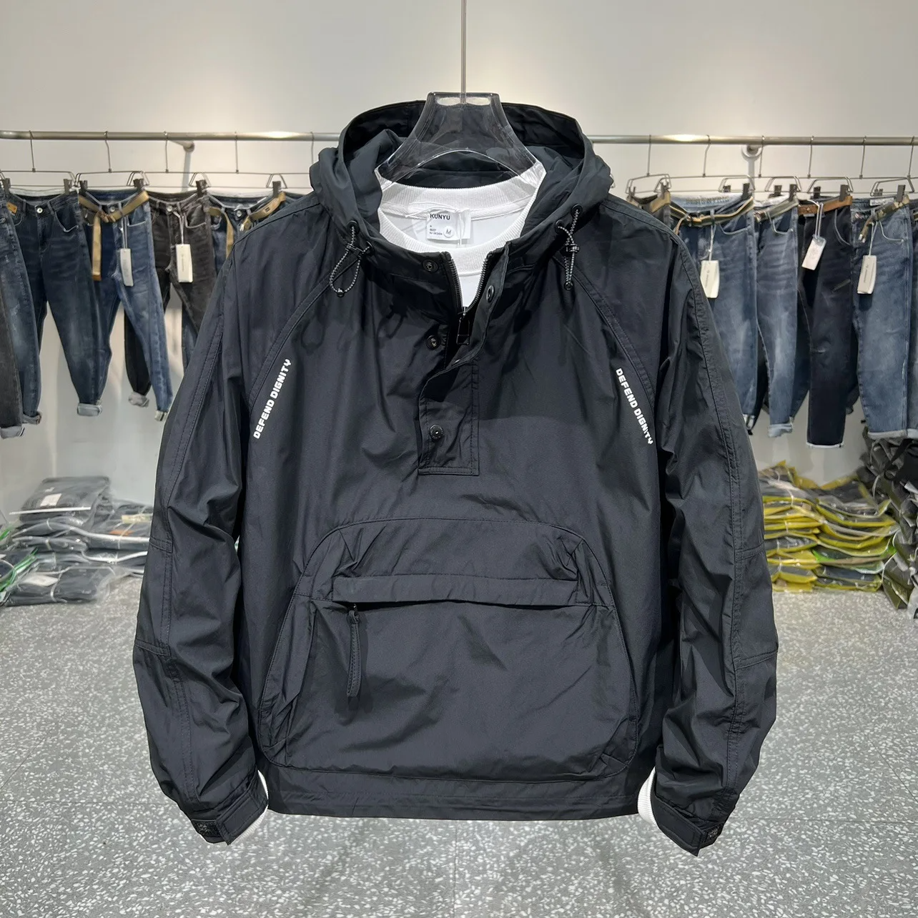 Chaqueta deportiva con capucha y cierre práctico - Vestiria