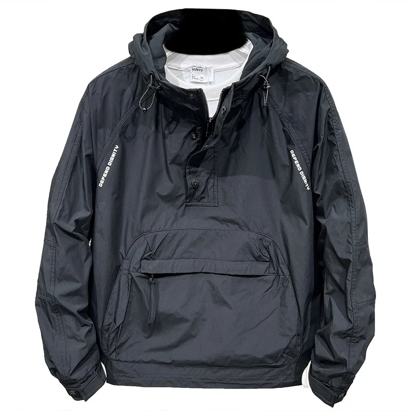 Chaqueta deportiva con capucha y cierre práctico
