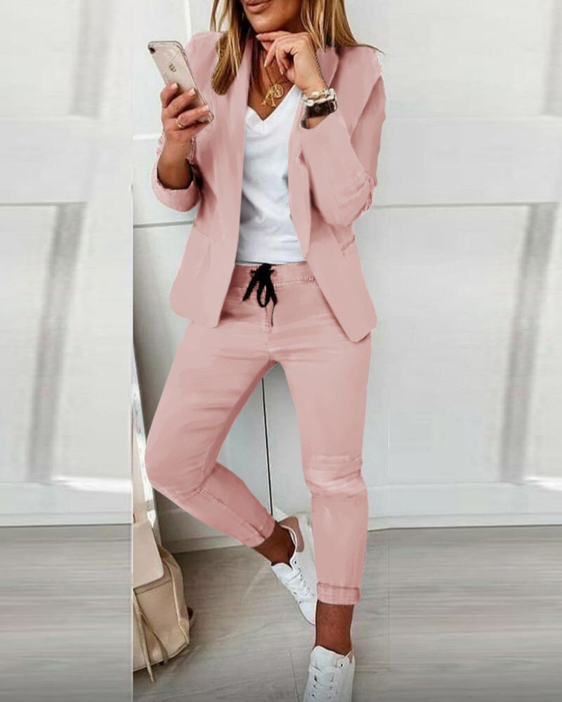 Chaquetilla y pantalones deportivos femeninos cómodos