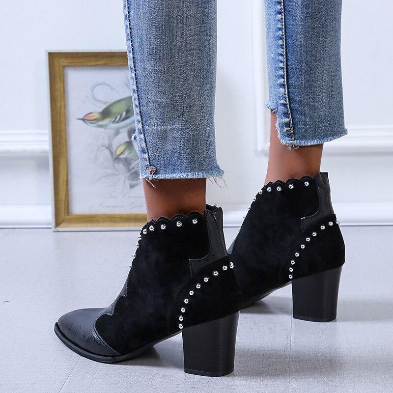 Botas Vaqueras con Decoración Metálica - Vestiria