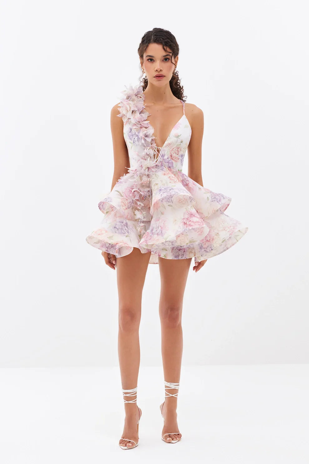 Vestido Corto Floral con Volantes y Detalles Románticos - Vestiria