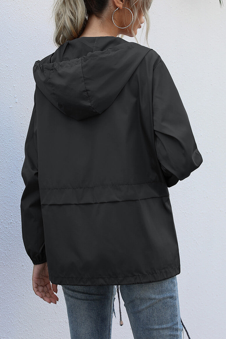 Chaqueta deportiva impermeable con capucha - Vestiria