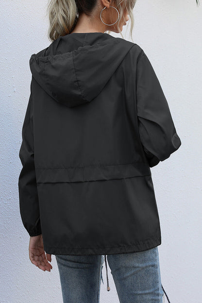Chaqueta deportiva impermeable con capucha - Vestiria
