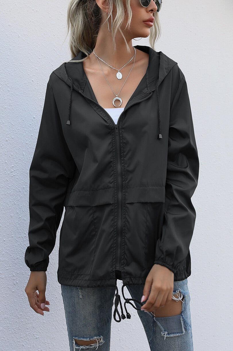 Chaqueta deportiva impermeable con capucha