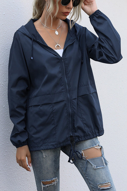 Chaqueta deportiva impermeable con capucha