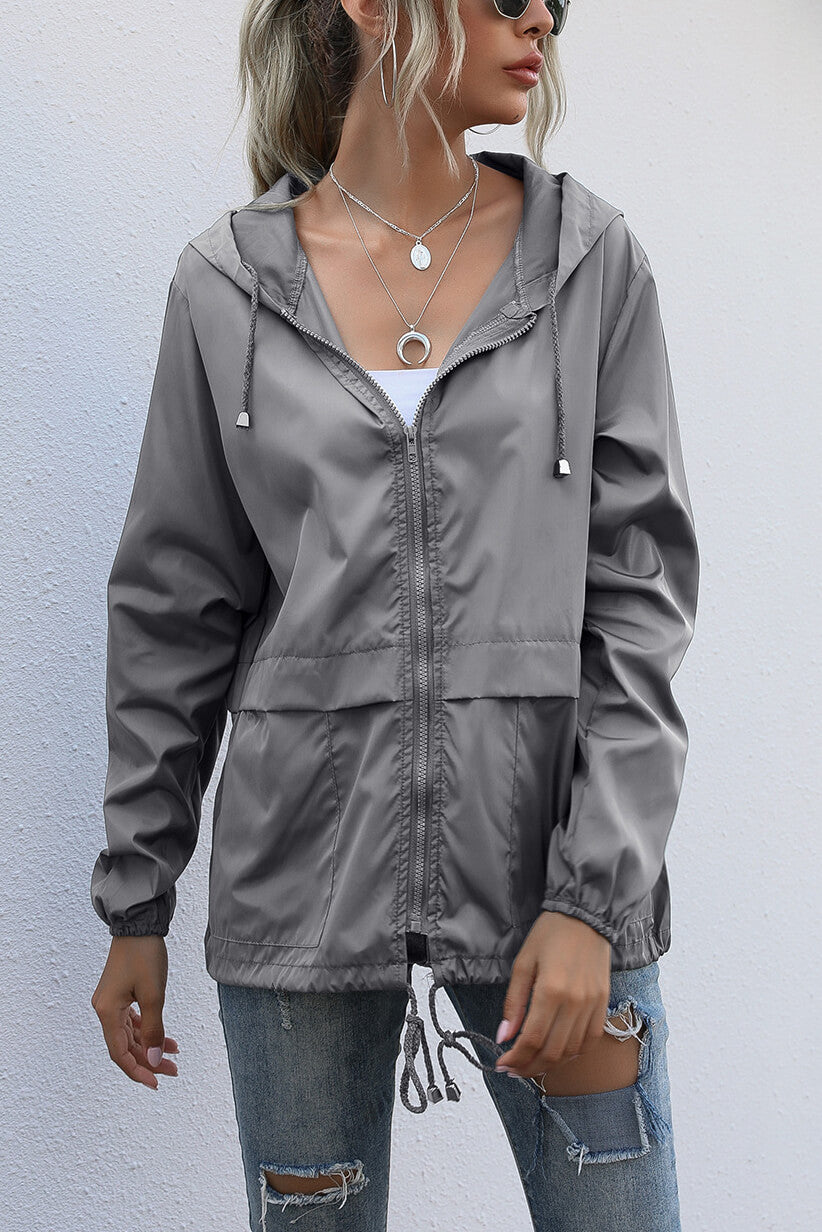 Chaqueta deportiva impermeable con capucha