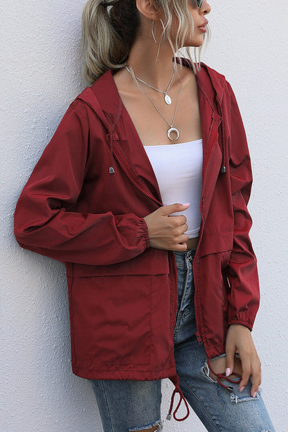 Chaqueta deportiva impermeable con capucha