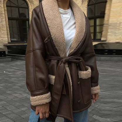 Chaqueta ajustada mujer cintura marcada elegante