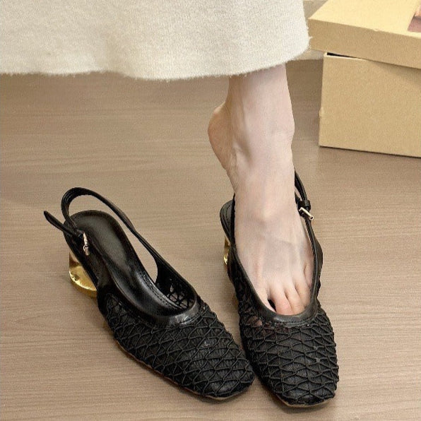 Zapatos de tacón alto con calado y detalle dorado