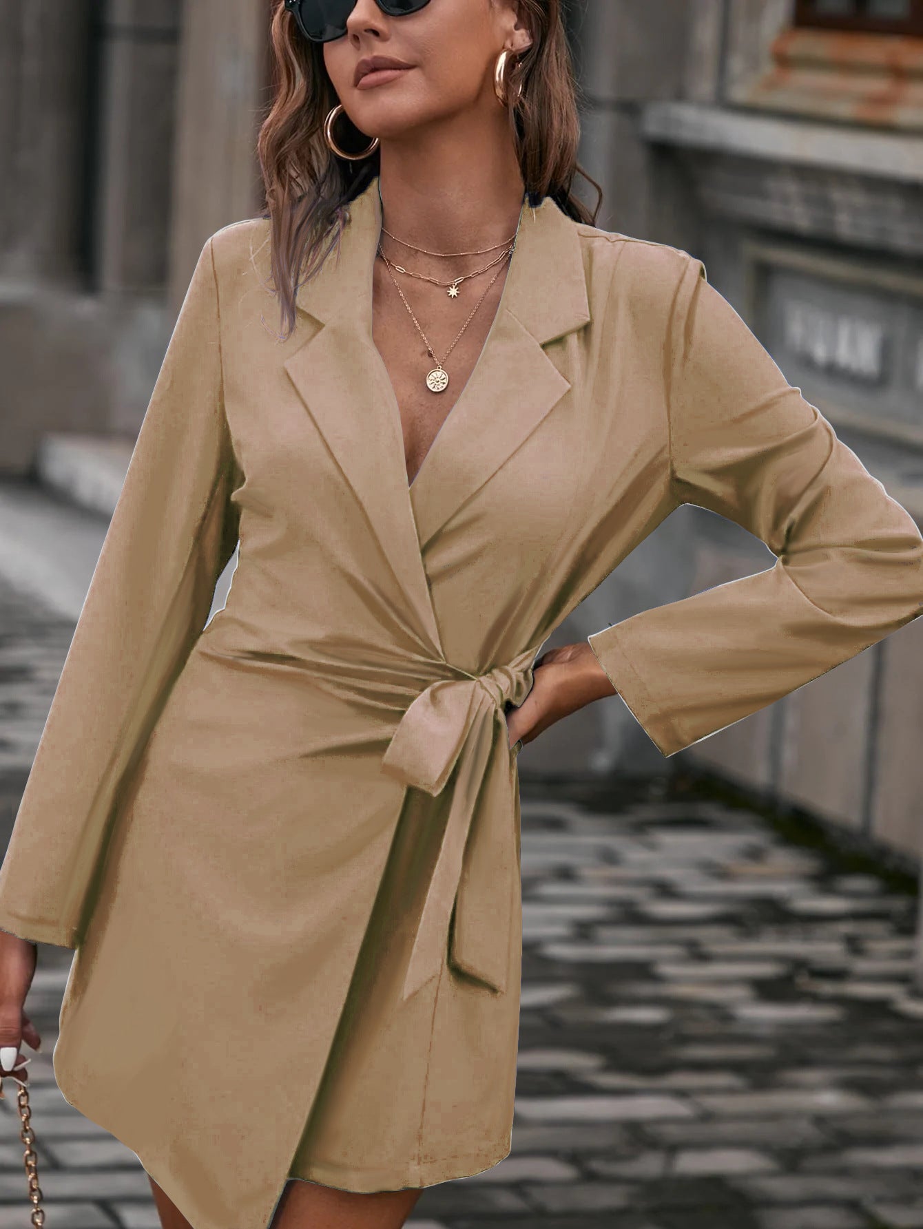 Vestido Corto Cruzado con Cinturón Elegante - Vestiria
