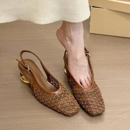 Zapatos de tacón alto con calado y detalle dorado
