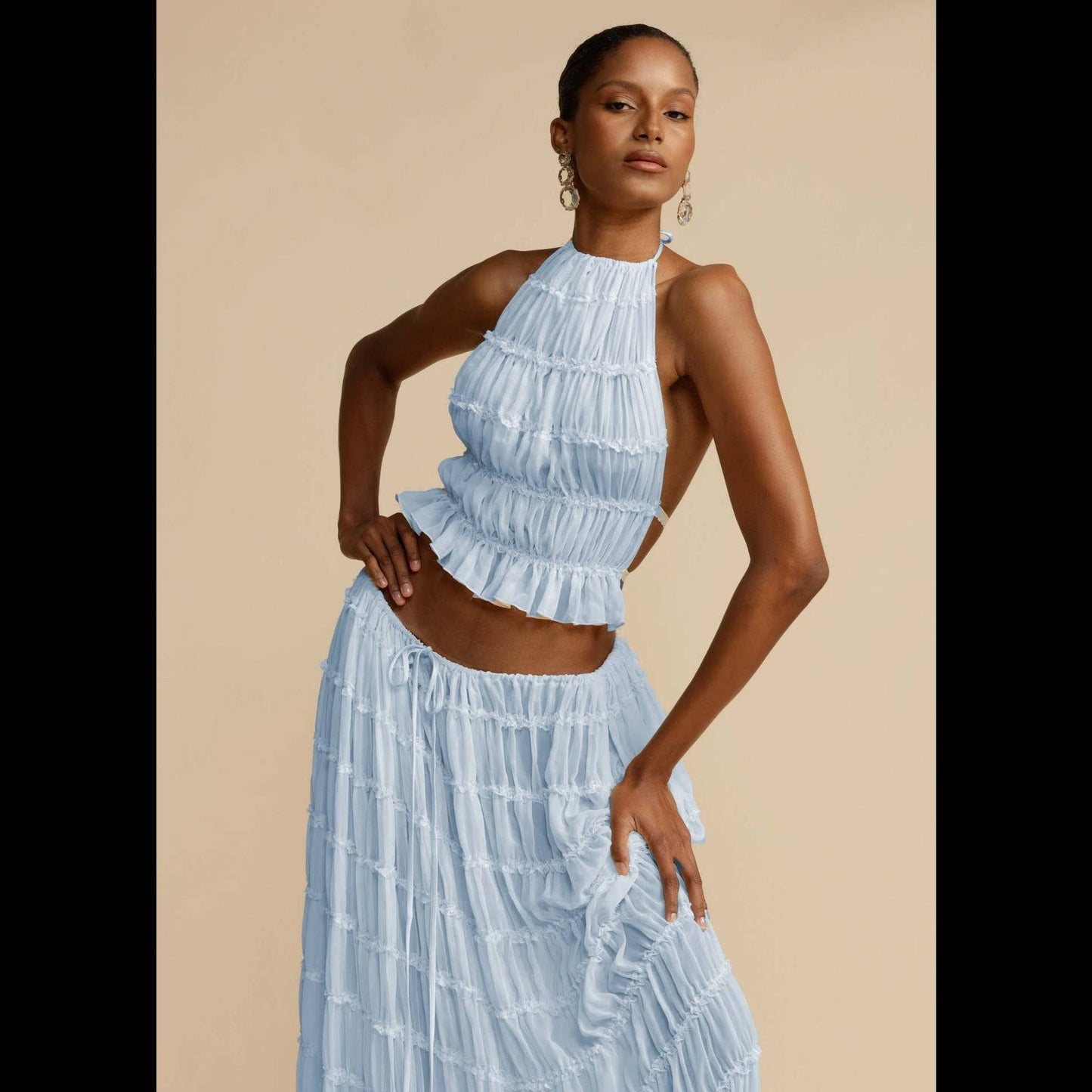 Traje de verano ajustado con top y falda ceñida