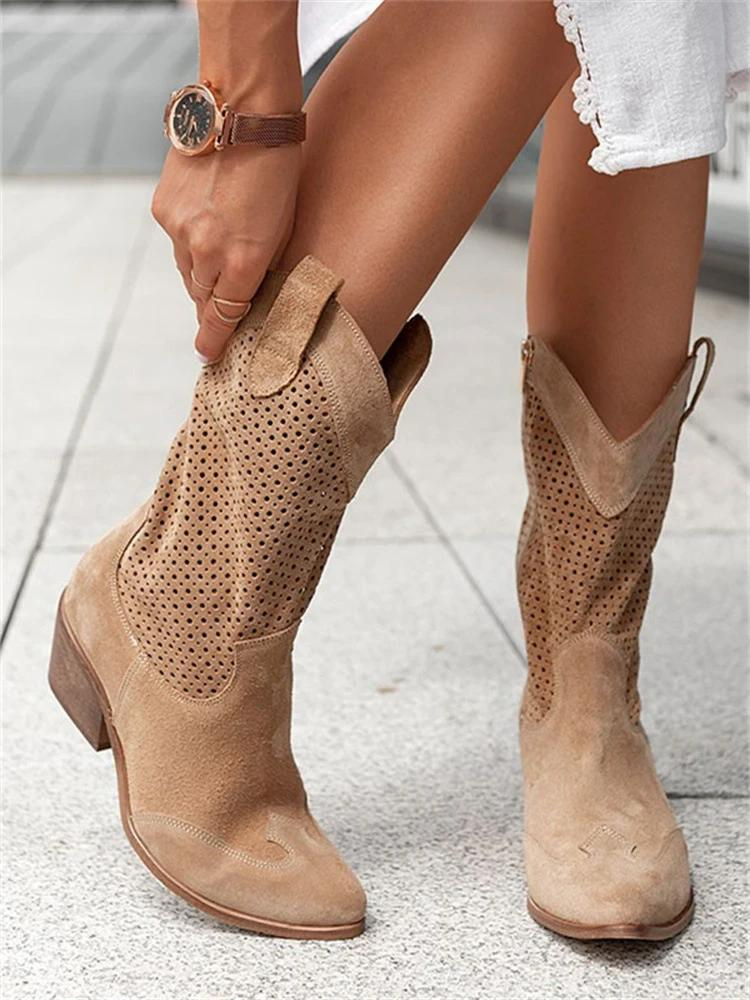 Botas vaqueras con punta estrecha y decoración perforada