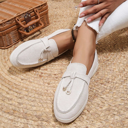 Mocasín de ante con pompon elegante