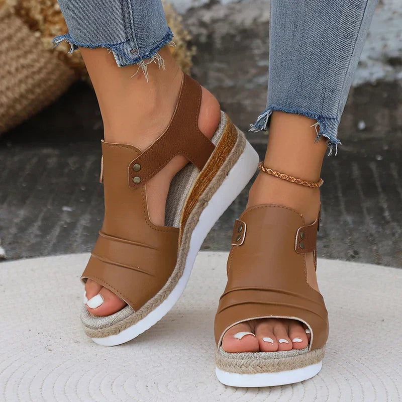 Sandalia Verano Chic con Estampado Oso