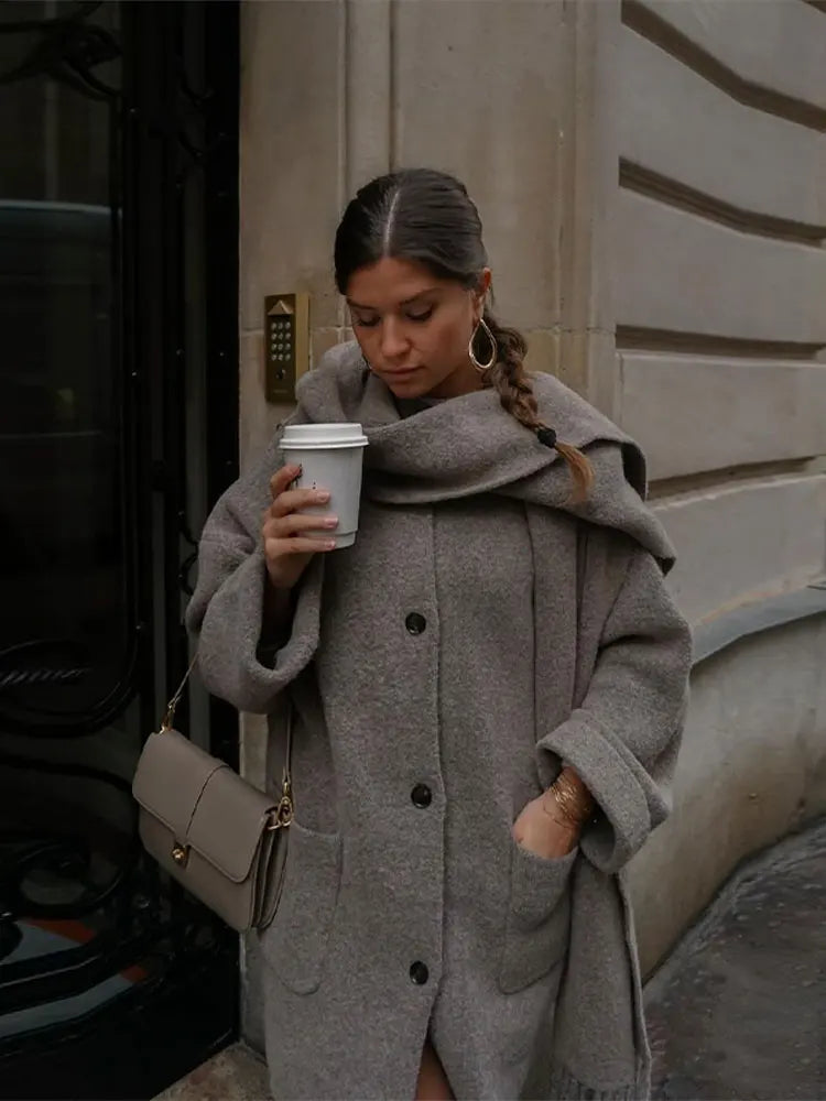 Abrigo Invernal Largo y Elegante con Bufanda para Mujer - Vestiria
