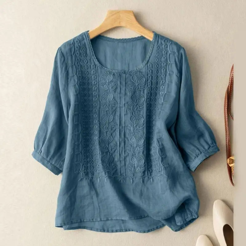 Blusa ligera con bordados delicados y corte holgado