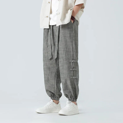 Pantalón deportivo de rayas hombre moderno