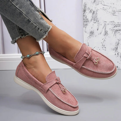 Mocasín de ante con pompon elegante