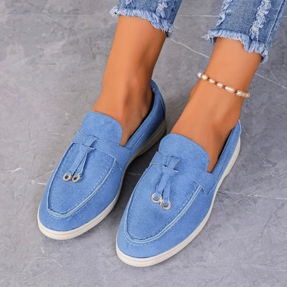 Mocasín de ante con pompon elegante