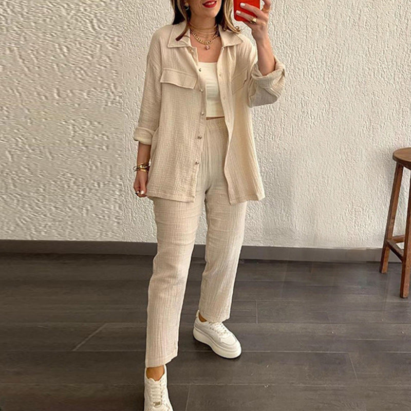 Pantalones y camisa cómodos deportivos
