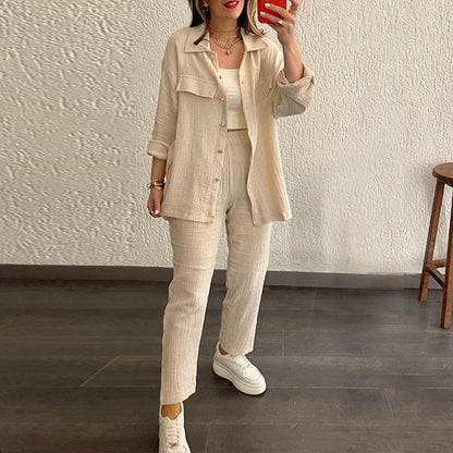 Pantalones y camisa cómodos deportivos