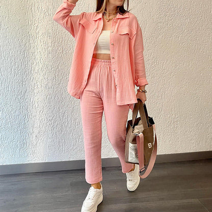Pantalones y camisa cómodos deportivos