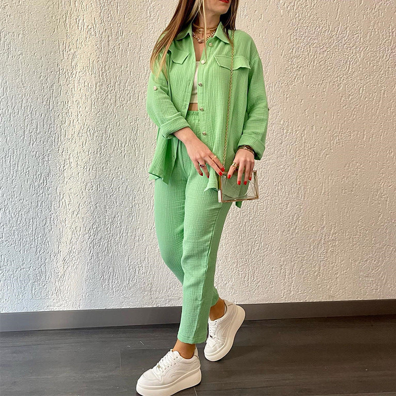 Pantalones y camisa cómodos deportivos
