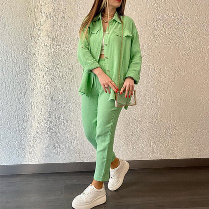 Pantalones y camisa cómodos deportivos